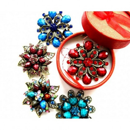 DETALLE MARZO CAJA BROCHE DELUXE