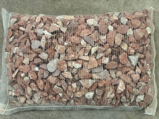 PIEDRA TRITURADA ROJA 18-30MM SACO 20KG