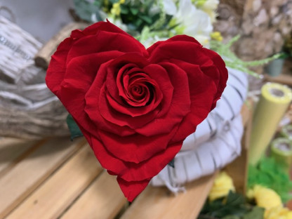 ROSA PRESERVADA CORAZÓN ROJO 55CM.