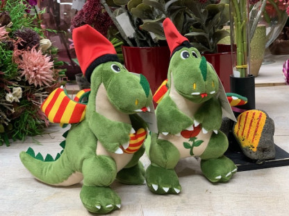 PELUCHE DRAC SANT JORDI PETIT BARRETINA 17X12CM