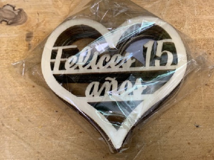 CORAZONES MADERA "FELICES 15 AÑOS" PAQ X 10UNI