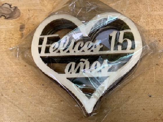 CORAZONES MADERA "FELICES 15 AÑOS" PAQ X 10UNI