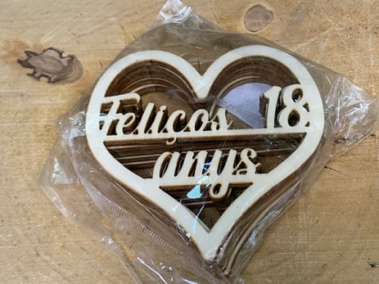 CORAZONES MADERA "FELIÇOS 18 ANYS" PAQ X 10UNI