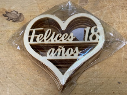CORAZONES MADERA "FELICES 18 AÑOS" PAQ X 10UNI