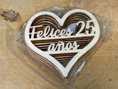 CORAZONES MADERA "FELICES 25 AÑOS" PAQ X 10UNI