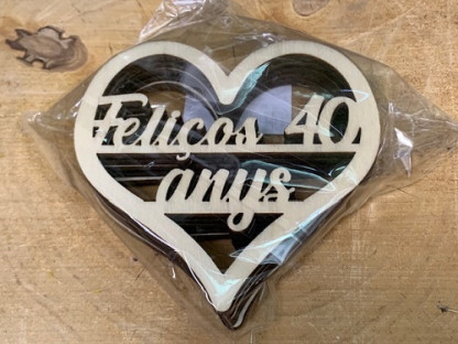CORAZONES MADERA "FELIÇOS 40 ANYS" PAQ X 10UNI