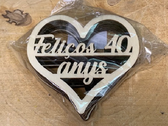 CORAZONES MADERA "FELIÇOS 40 ANYS" PAQ X 10UNI