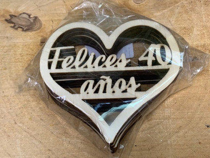 CORAZONES MADERA "FELICES 40 AÑOS" PAQ X 10UNI
