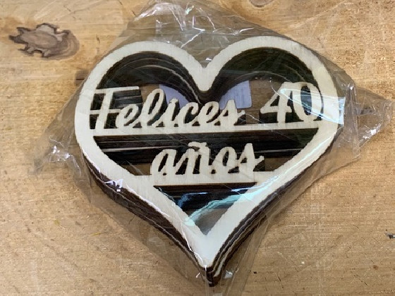 CORAZONES MADERA "FELICES 40 AÑOS" PAQ X 10UNI