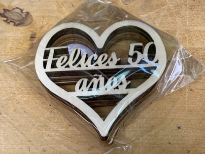 CORAZONES MADERA "FELICES 50 AÑOS" PAQ X 10UNI