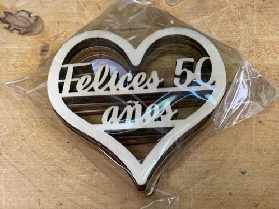 CORAZONES MADERA "FELICES 50 AÑOS" PAQ X 10UNI
