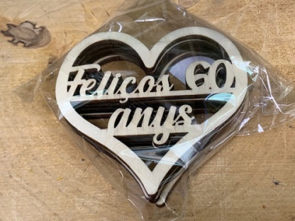 CORAZONES MADERA "FELIÇOS 60 ANYS" PAQ X 10UNI