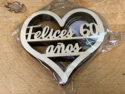 CORAZONES MADERA "FELICES 60 AÑOS" PAQ X 10UNI