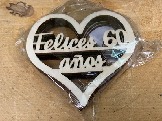 CORAZONES MADERA "FELICES 60 AÑOS" PAQ X 10UNI