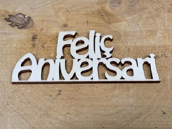 LETRA MADERA "FELIÇ ANIVERSARI" PAQ X 12UNI